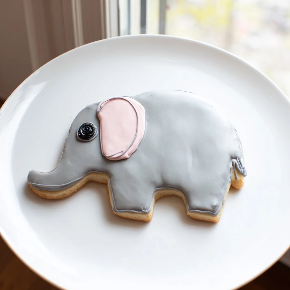 Freshly baked Biscuits Amical Éléphant Géant sugar cookies, jumbo, shaped as elephants, ready for the perfect treat.